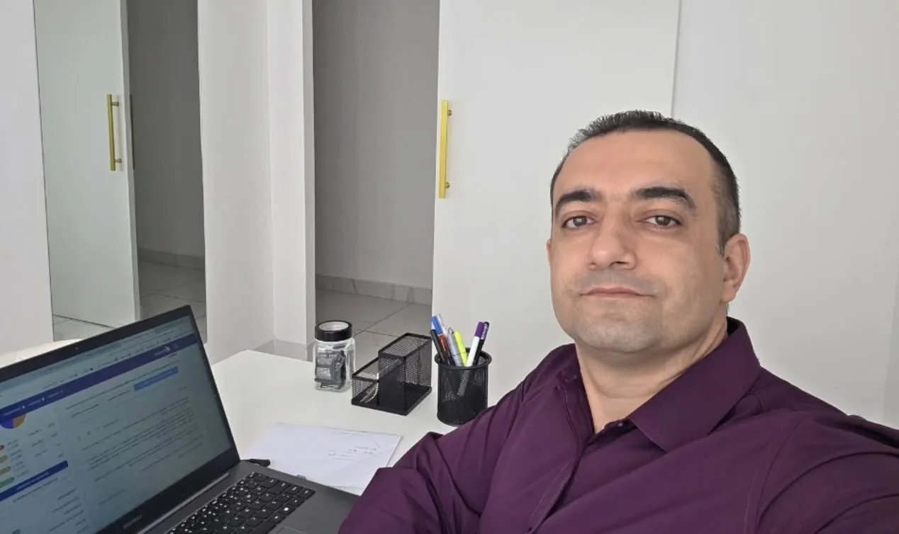 Marco Florenço na mesa do consultório